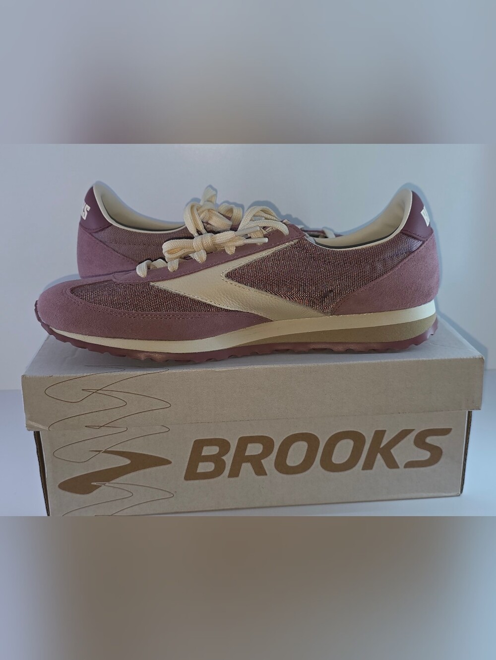 Brooks Vanguard Grapeshake/Eggnog/Rosebrown Runner Sneaker- W(12) M(10.5)-NIB
